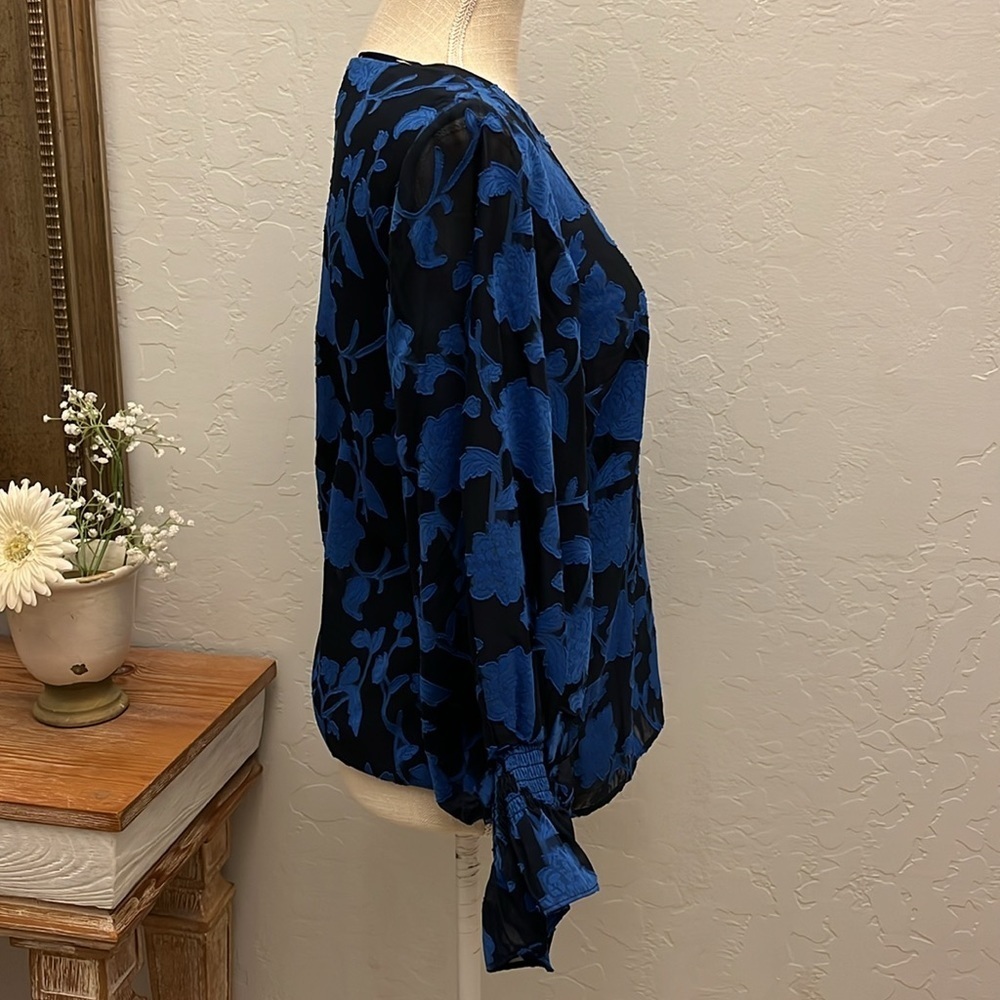 VINCE CAMUTO NWOT Long Sleeve V-Neck Smocked Cuff Floral Top - Size XS - Picture 5 of 11